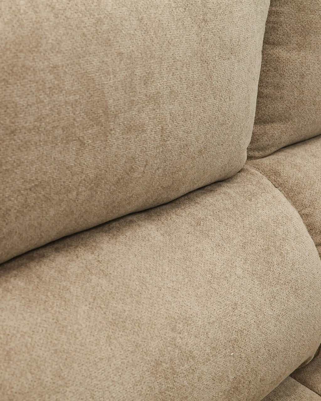 Chaiselongue Lisboa by Confort Liquidación featuring a modern design and plush upholstery in a spacious living room setting.