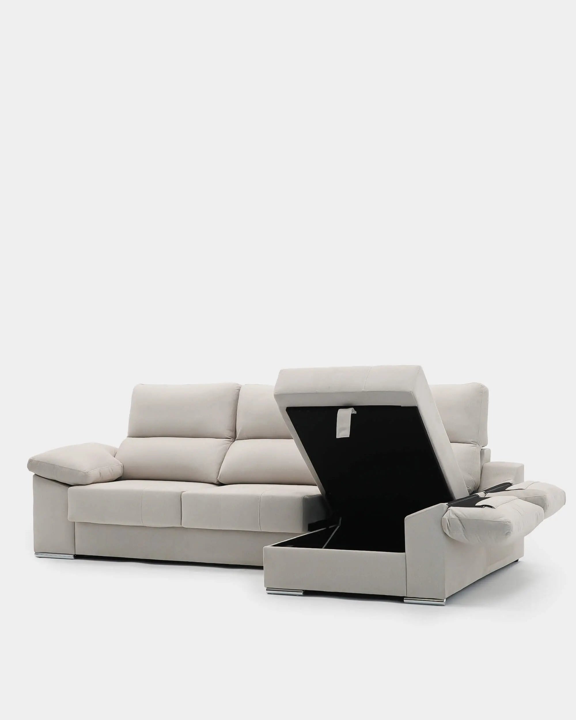 Chaiselongue Porto by Confort Liquidación featuring a modern design and plush upholstery in a stylish living room setting.