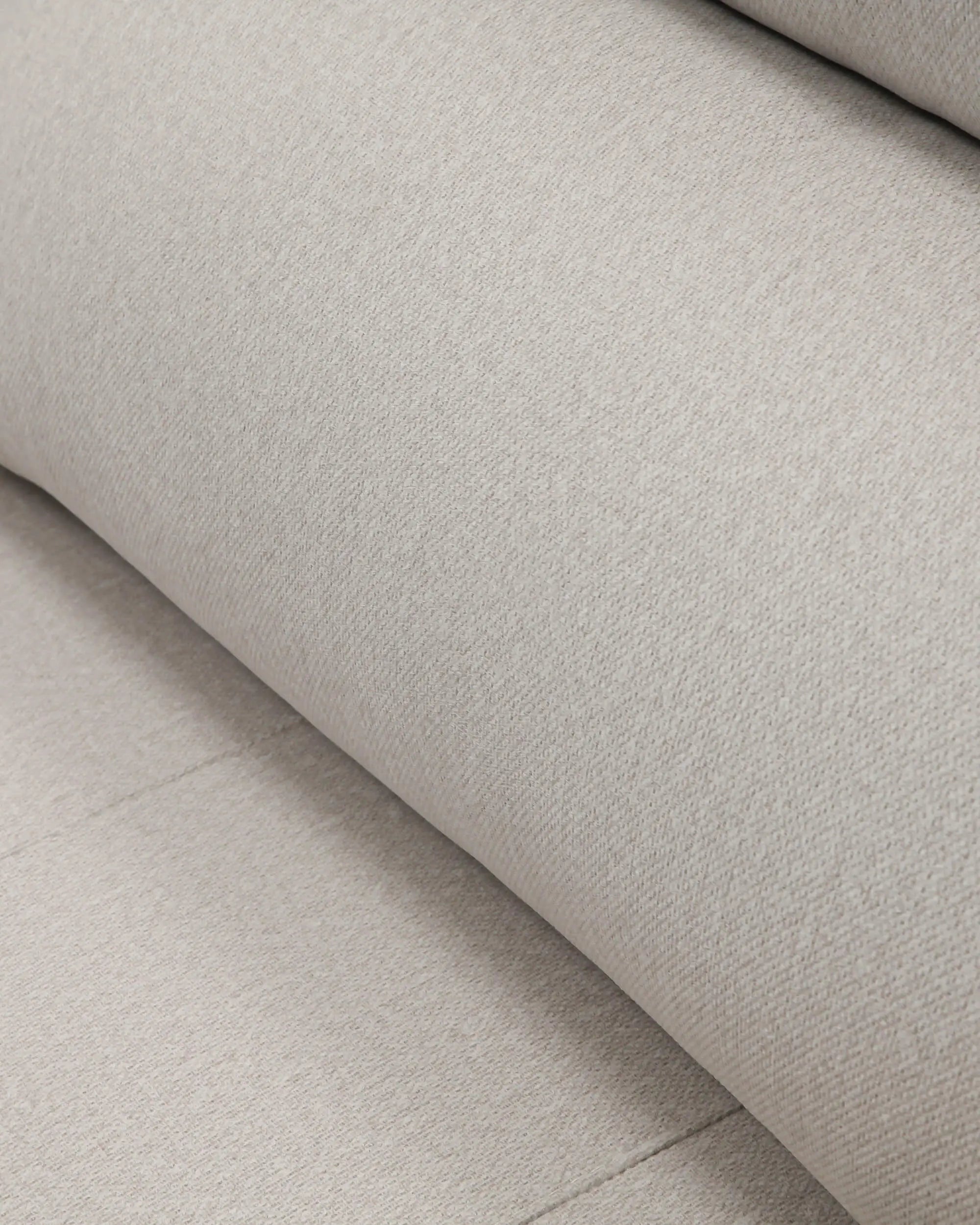 Chaiselongue Porto by Confort Liquidación featuring a modern design and plush upholstery in a cozy living room setting.