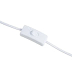 Lámpara de mesa verde de cerámica de la marca SKAY, con diseño elegante y base clásica, iluminando un ambiente acogedor.