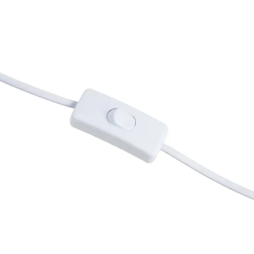 Lámpara de mesa verde de cerámica de la marca SKAY, con diseño elegante y base clásica, iluminando un ambiente acogedor.