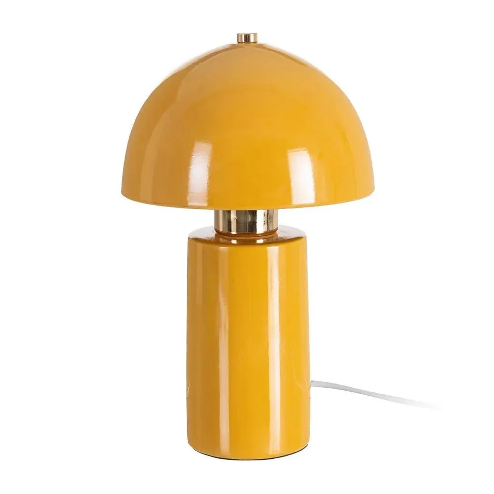 Mostaza cerámica SKAY mesa lámpara con diseño moderno y base elegante, iluminando un ambiente acogedor.