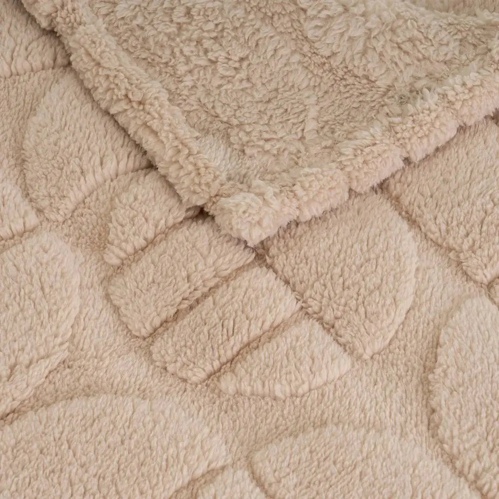 Soft SKAY jacquard blanket featuring intricate patterns and rich textures, ideal for cozying up on chilly evenings.