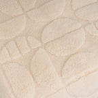 Soft SKAY MANTA JACQUARD blanket with intricate patterns, showcasing its cozy texture and elegant design.