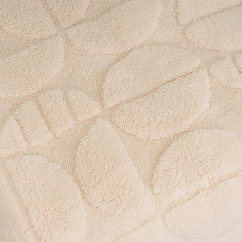 Soft SKAY MANTA JACQUARD blanket with intricate patterns, showcasing its cozy texture and elegant design.